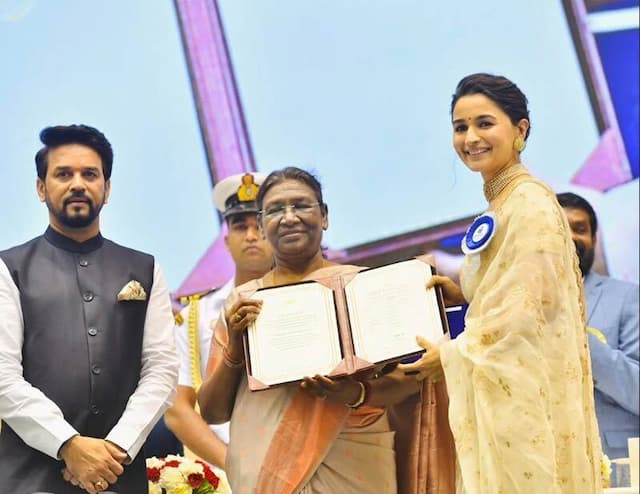 Alia Bhatt accepts National Film Award in her wedding saree - https://cdn.connectfm.ca/ALIA_2023-10-21-051845_hfls.jpg