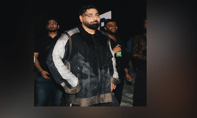 Badshah hugs Hania, what’s up! - https://cdn.connectfm.ca/BADSHAH_2024-11-19-174527_egof.jpg