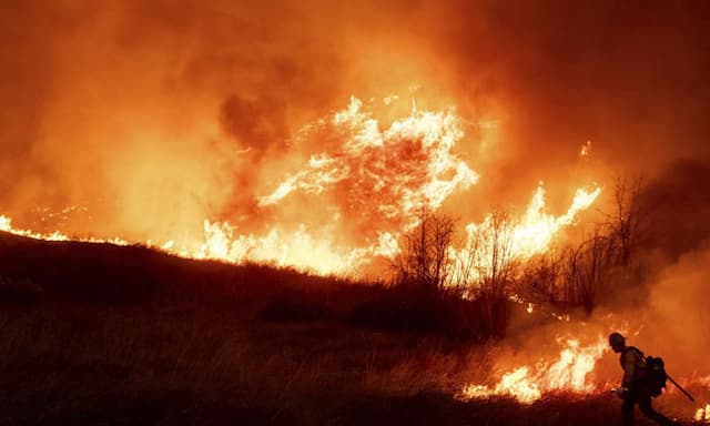 Wildfires Kill 10+ and Destroy Thousands of Buildings in Los Angeles Area - https://cdn.connectfm.ca/California-wildfire.jpg