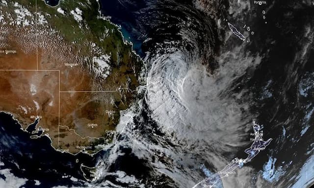 Cyclone Alfred Hits Eastern Australia, Causing Widespread Disruptions - https://cdn.connectfm.ca/Cyclone-Alfred.jpg