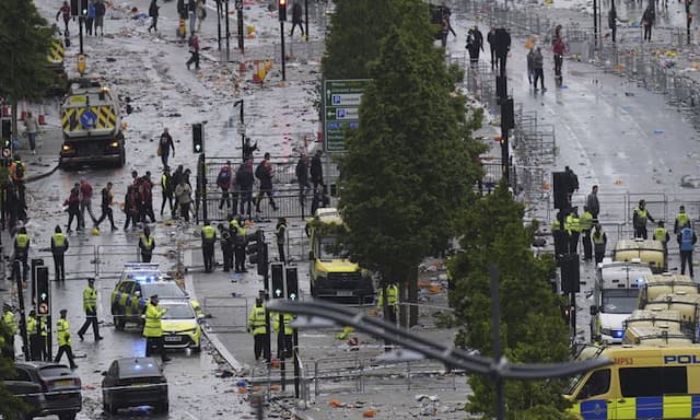 Driver arrested after car plows into celebrating Liverpool fans - https://cdn.connectfm.ca/Liverpool-fans.jpg