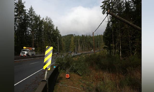 New B.C. storm brings 100 km/h winds with some Vancouver Island homes still in dark - https://cdn.connectfm.ca/New-B.C.-storm.jpg