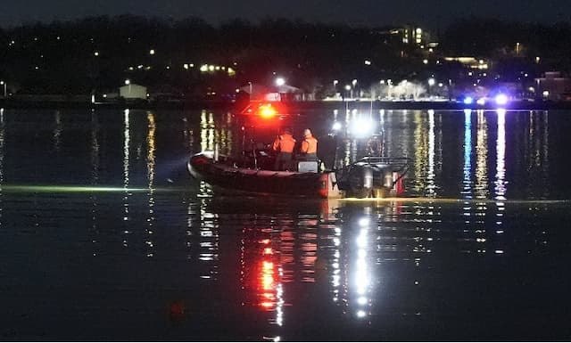 Passenger jet with 64 aboard collides with Army helicopter while landing at Reagan Airport near DC - https://cdn.connectfm.ca/Passenger-jet.jpg