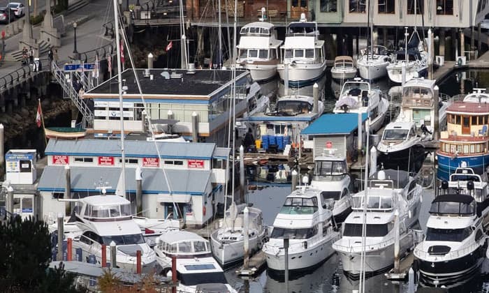 seaplane-crashes-into-vancouvers-coal-harbour