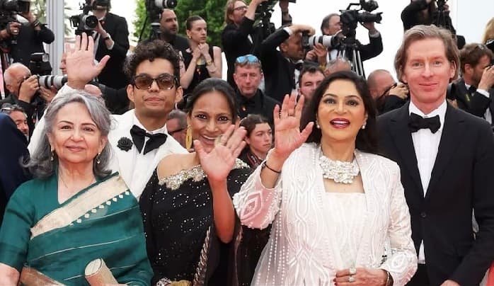 sharmila-tagore-and-simi-garewal-walk-the-red-carpet-at-cannes