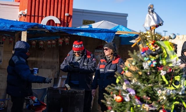 Canada Post operations to resume Tuesday: company - https://cdn.connectfm.ca/canada-post-worker.jpg