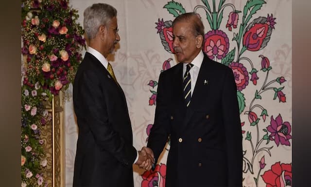 S Jaishankar, Shehbaz Sharif shake hands, exchange greetings in Pakistan - https://cdn.connectfm.ca/dr-S-Jaishankar.jpg