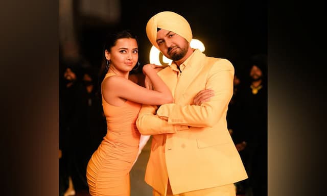 Tejasswi in a Punjabi video - https://cdn.connectfm.ca/gippy-grewal-tejswi.jpg