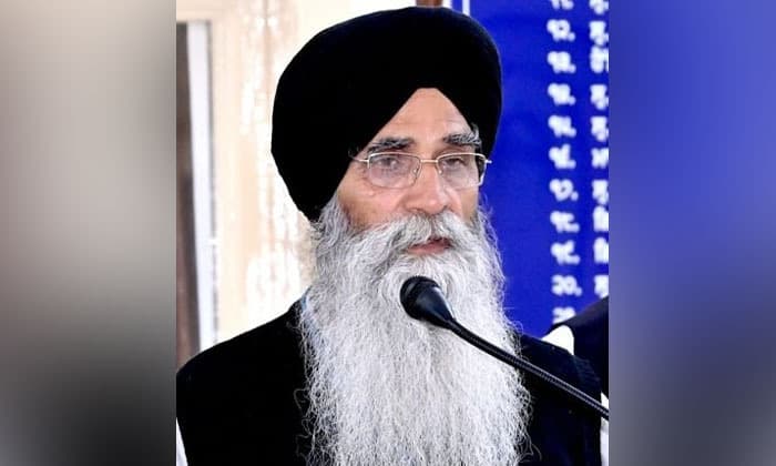 sgpc-gives-cheques-of-rs-5-lakh-each-to-sikh-families-affected-by-poonch-attack