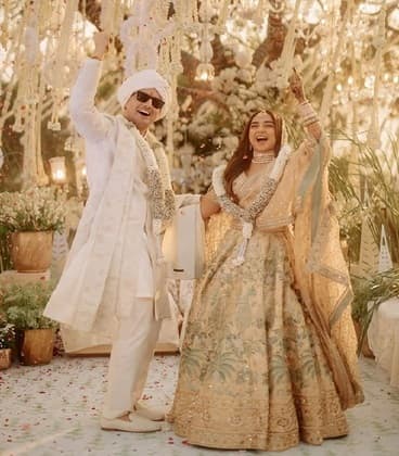 Mostly Sane, Prajakta Kohli gets hitched! - https://cdn.connectfm.ca/mostlysane.jpg