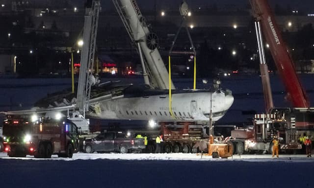 Crashed Delta plane cleared from Toronto airport runway - https://cdn.connectfm.ca/plain-crash.jpg