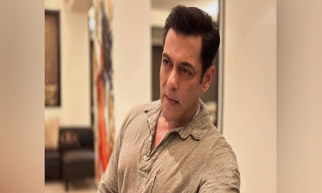 The police arrested 2 persons in the shooting outside Salman Khan's house - https://cdn.connectfm.ca/salmaan-khan.jpg