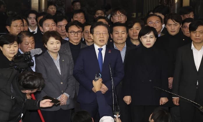 south-koreas-opposition-party-urges-yoon-to-resign-or-face-impeachment-over-martial-law-decree