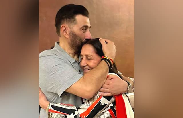 Sunny Deol wishes his mother Prakash Kaur on her birthday, shares pics - https://cdn.connectfm.ca/sunny-deol.jpg