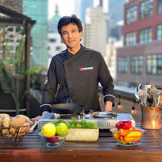 Oscar winner Guneet Monga, Vikas Khanna Collaborate for 'American Sikh' - https://cdn.connectfm.ca/vikas-khanna.jpg