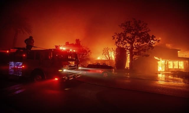 California governor says Pacific Palisades wildfire has destroyed many structures as winds kick up - https://cdn.connectfm.ca/wildfire_2025-01-08-134606_qndb.jpg